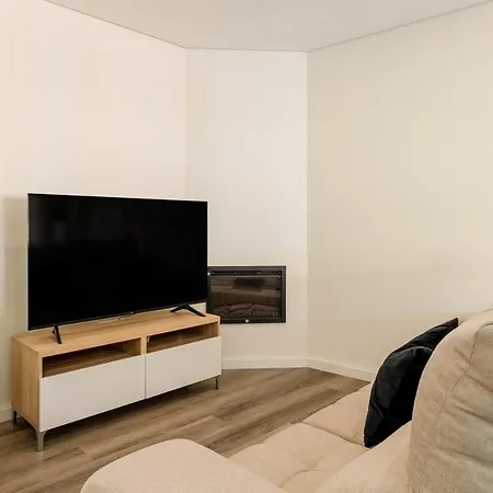 Apartment Hostwise - Spacious & Stylish Flat With Garage