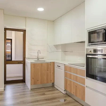 Lejlighed Hostwise - Spacious & Stylish Flat With Garage
