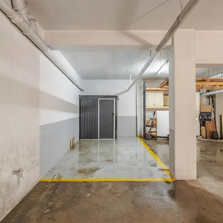 Hostwise - Spacious & Stylish Flat With Garage Apartment