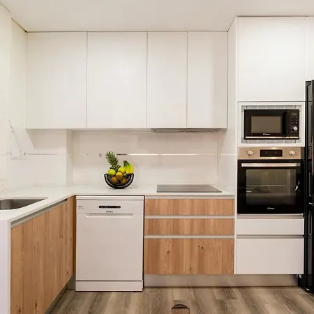 Lejlighed Hostwise - Spacious & Stylish Flat With Garage *