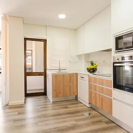 Hostwise - Spacious & Stylish Flat With Garage *