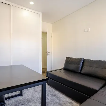 Hostwise - Spacious & Stylish Flat With Garage