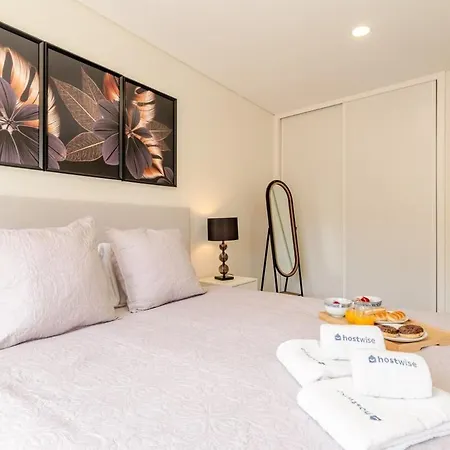 Lejlighed Hostwise - Spacious & Stylish Flat With Garage *