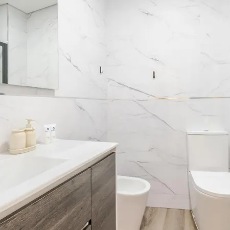Hostwise - Spacious & Stylish Flat With Garage *
