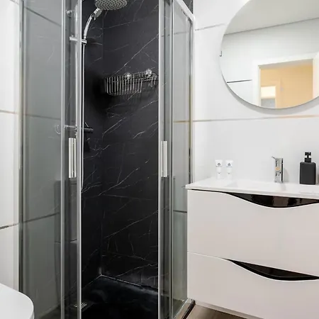 Lejlighed Hostwise - Spacious & Stylish Flat With Garage