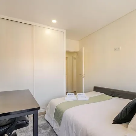 Hostwise - Spacious & Stylish Flat With Garage Lejlighed *