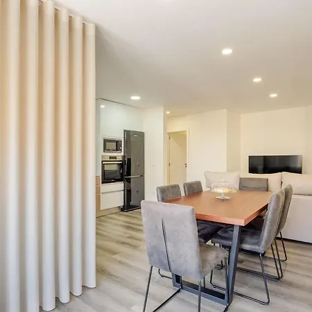 Hostwise - Spacious & Stylish Flat With Garage *
