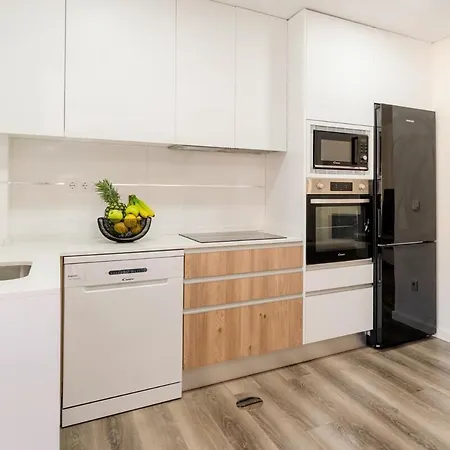 Apartment Hostwise - Spacious & Stylish Flat With Garage