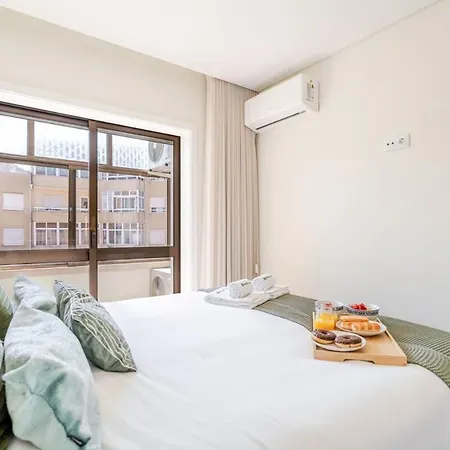 Lejlighed Hostwise - Spacious & Stylish Flat With Garage