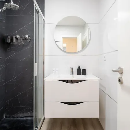 Hostwise - Spacious & Stylish Flat With Garage Lejlighed *