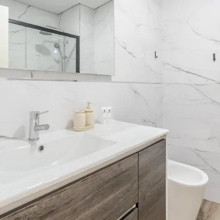 Hostwise - Spacious & Stylish Flat With Garage Lejlighed
